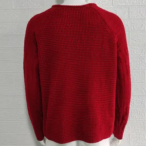 Rückansicht eines roten Strickpullovers mit Rundhalsausschnitt und Waffelmuster