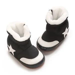 Vue détaillée de bottes d'hiver pour bébé avec doublure en peluche et motif étoile