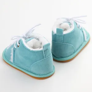 Nahaufnahme blauer Baby-Winterstiefel mit Kunstfellfutter und rutschfester Gummisohle.