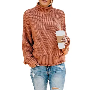 Suéter acogedor de cuello alto de punto grueso para mujer en terracota con vaqueros rotos