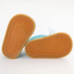 Detailansicht der rutschfesten Gummisohle dieser blaugrünen Baby-Winterlauflernschuhe
