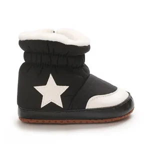Vue détaillée d'une botte d'hiver pour bébé noire avec étoile blanche et doublure polaire