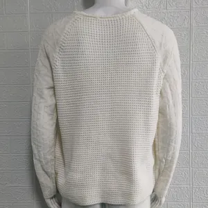 Detaillierte Rückansicht des cremefarbenen Waffelstrickpullovers für Herren