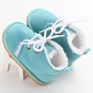 Detailansicht türkisfarbener Baby-Winterstiefel mit warmem weißem Kunstfellfutter und Schnüren