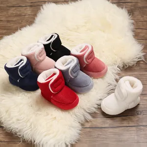 Gros plan détaillé de diverses bottes en laine pour bébé douces et chaudes sur fausse fourrure