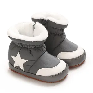 Bottes de neige bébé grises avec doublure en peluche blanche et étoile latérale.