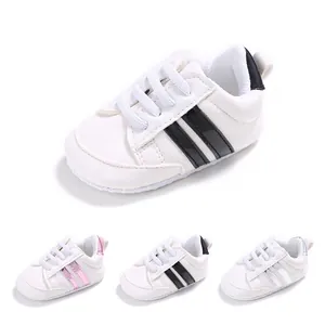 Zapatos de caminante para bebé blancos con suela suave y rayas negras rosas y plateadas