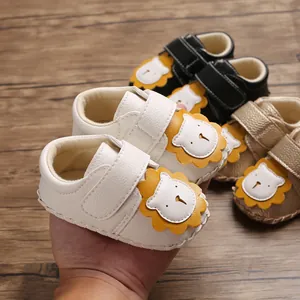 Nahaufnahme von niedlichen Baby-Lauflernschuhen mit rutschfesten Gummisohlen