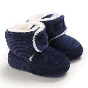 Détail des bottes d'hiver pour bébé en velours côtelé marine avec doublure polaire