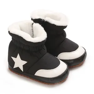 Gros plan de bottes de neige bébé noires avec motif étoile et doublure chaude