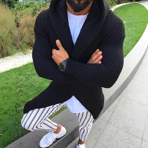 Gilet à capuche en maille pour homme, coupe ajustée, noir, style décontracté chic.