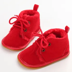 Detailansicht roter Baby-Winterstiefel mit warmem Futter und rutschfester Gummisohle