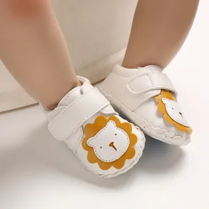 Detaillierte Ansicht der weißen Babylauflernschuhe mit Löwen-Design und Klettverschluss