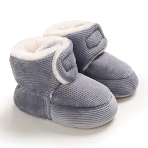 Détail de bottes pour bébé en velours côtelé gris avec doublure chaude en fausse fourrure