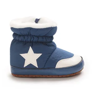 Vue détaillée de la botte de neige bébé bleu marine avec doublure polaire et étoile