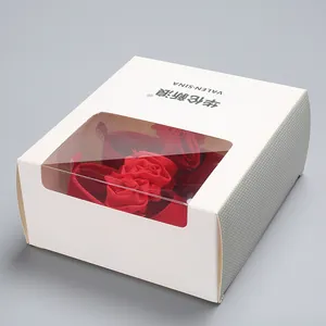 Detailansicht eleganter roter Baby-Prinzessin-Schuhe in einer weißen Geschenkbox mit Fenster