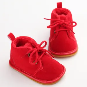 Rote Baby-Winterstiefel mit warmem Fellfutter und rutschfester Gummisohle im Detail