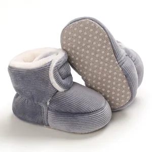 Détail de bottes d'hiver en velours pour bébé avec semelle antidérapante et doublure