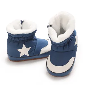 Vue détaillée de bottes neige bébé bleu marine avec étoile et doublure
