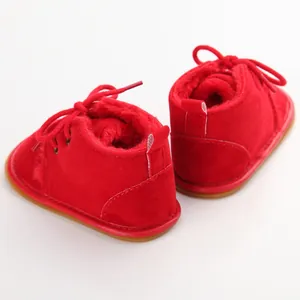 Detailansicht der roten, fleecegefütterten Baby-Winterstiefel mit Gummisohle.