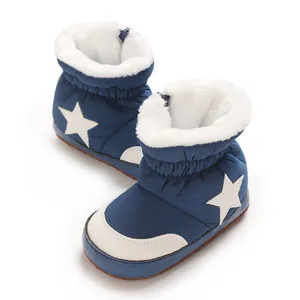 Vue détaillée des bottes de neige bleu marine pour bébé avec étoiles et doublure en fourrure