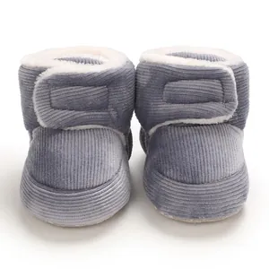 Détail de bottines bébé en velours côtelé gris avec doublure polaire blanche chaude