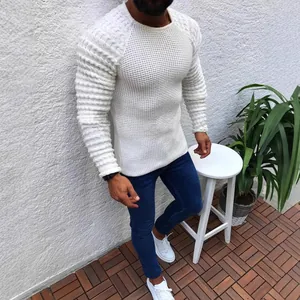 Stilvoller weißer schmal geschnittener Herrenpullover mit Zopfmustermustern für den Herbst