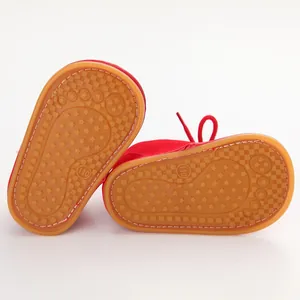 Detailansicht der rutschfesten Gummisohle roter Winter-Lauflernschuhe für Kleinkinder
