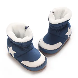 Bottes de neige bleues pour bébé avec motif étoile blanche et doublure chaude épaisse.