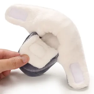 Détail de bottes en peluche pour bébé montrant la doublure douce en fausse fourrure
