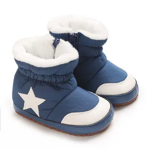 Gros plan de bottes de neige bleu marine pour bébé avec étoile et doublure