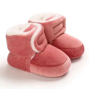 Gros plan sur des bottes bébé roses chaudes en velours côtelé et doublure polaire