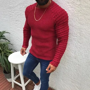 Stylischer roter Slim-Fit-Rundhals-Herrenpullover mit strukturiertem Waffelstrickmuster