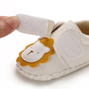 Detailansicht weißer Babylaufschuh mit verstellbarem Klettverschluss und Löwen-Motiv