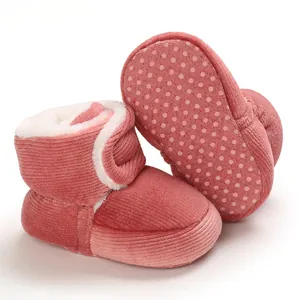 Vue détaillée de bottines bébé en velours rose avec doublure peluche et semelles antidérapantes