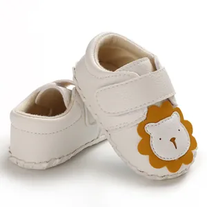 Detailansicht weißer Lauflernschuhe für Babys mit einem süßen gelben Löwen-Motiv