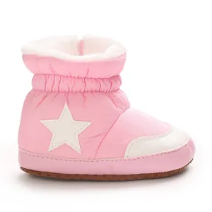 Vue détaillée d'une botte de neige rose pour bébé avec étoile et doublure chaude.