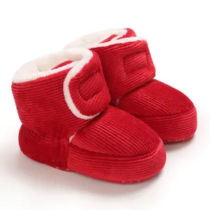 Bottines rouges en velours côtelé pour bébé avec doublure chaude en fausse fourrure.