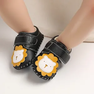Detailansicht schwarzer Babyschuhe mit niedlichem Löwen-Patch und praktischem Klettverschluss
