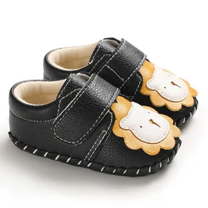 Detailansicht von Baby-Lauflernschuhen mit süßem Löwen-Design und rutschfester Sohle