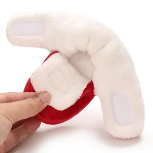 Vue détaillée de la doublure polaire blanche et du velcro sur les bottines bébé.