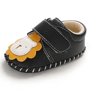Nahaufnahme schwarzer Baby-Lauflernschuh mit süßem Löwen-Design und Klettverschluss.