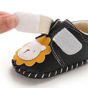 Detailansicht eines Baby-Lauflernschuhs mit Klettverschluss und niedlichem Löwen-Cartoon-Design