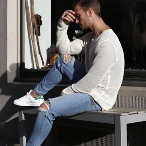 Nahaufnahme des weißen Herren-Netzpullovers mit filigraner Lochmuster-Textur