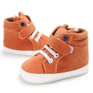 Vista dettagliata delle scarpe da passeggio per bambini volpe arancione con suole morbide