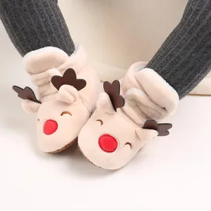 Dettaglio di adorabili scarpine neonato in peluche a forma di renna con suola morbida
