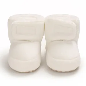 Bottes de bébé en peluche blanche pour la marche en intérieur