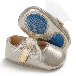 Detailansicht der goldenen Baby-Prinzessinenschuhe mit weicher Anti-Rutsch-Sohle