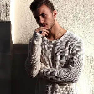 Stilschwerer Herren-Strickpullover in Off-White mit Langarm und Rundhalsausschnitt