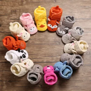 Varietà di scarpine per neonati in peluche a forma di animali per l'inverno in cerchio
